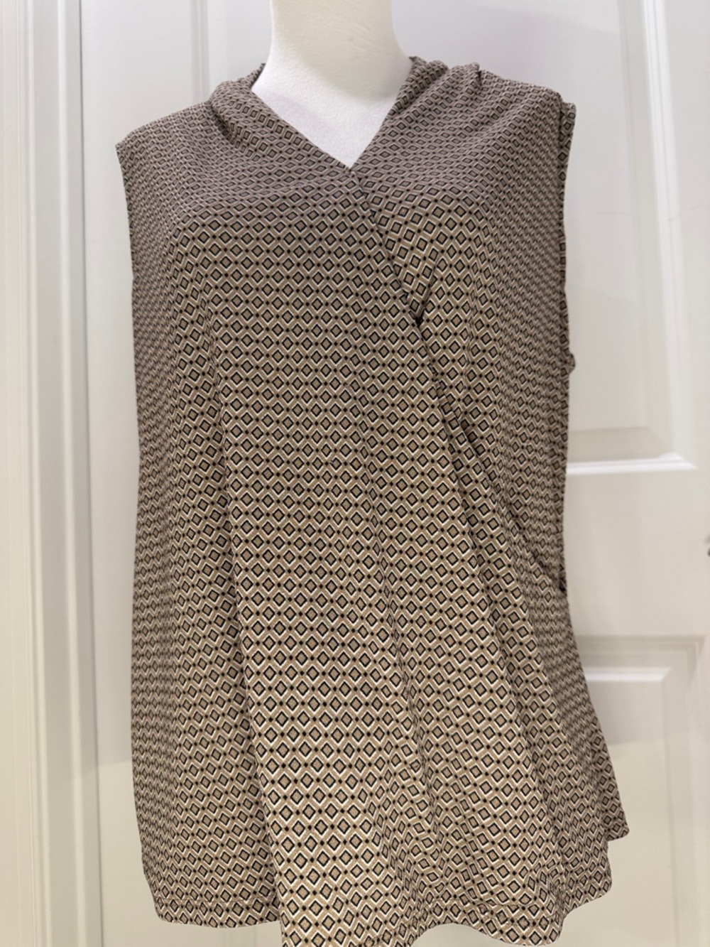 Adrianna Papell Taupe and Black Diamond Print Sleeveless Blouse SZ M